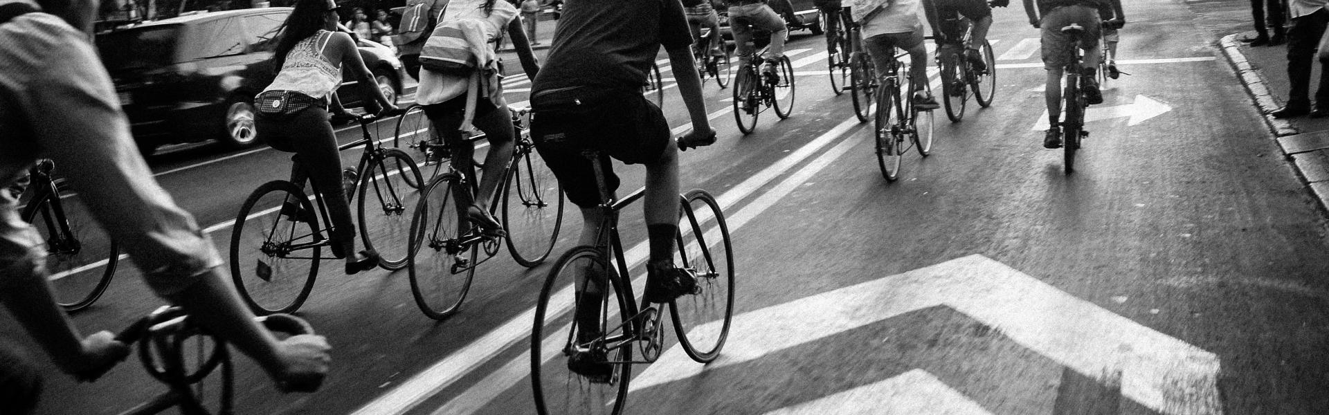 ragazzi in bici in città