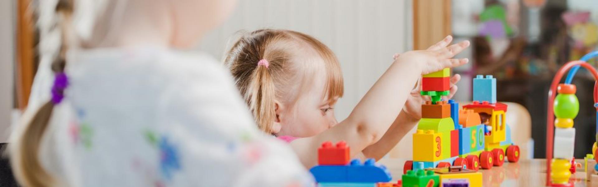 Bambini che giocano con blocchi di costruzione