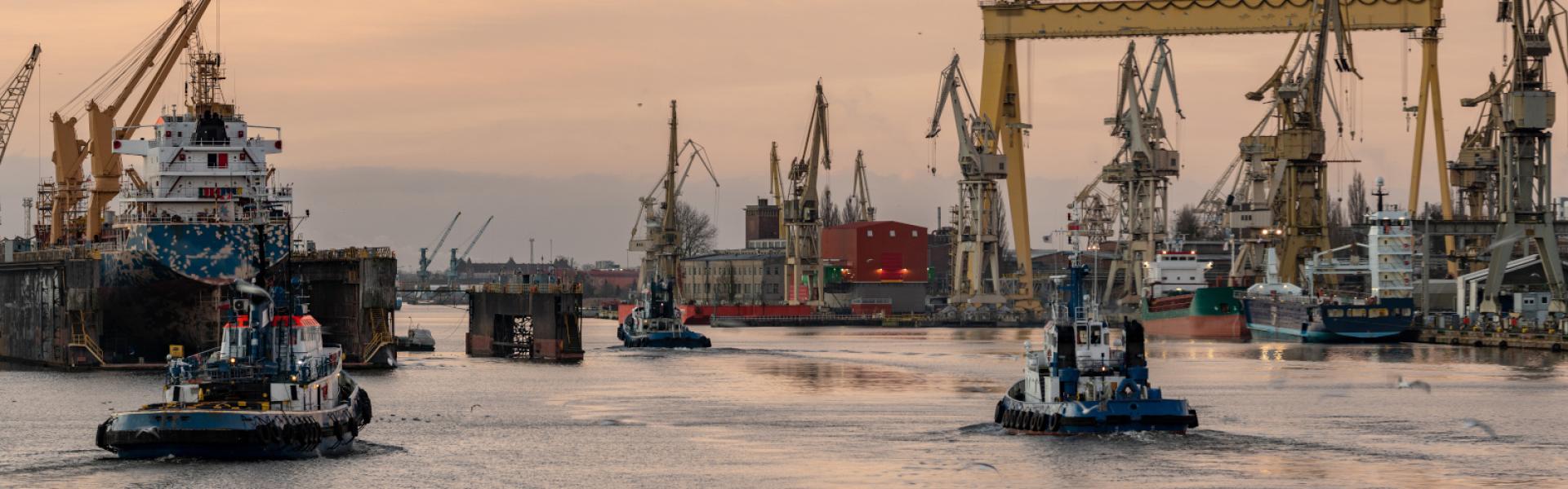 Navi in un porto industriale