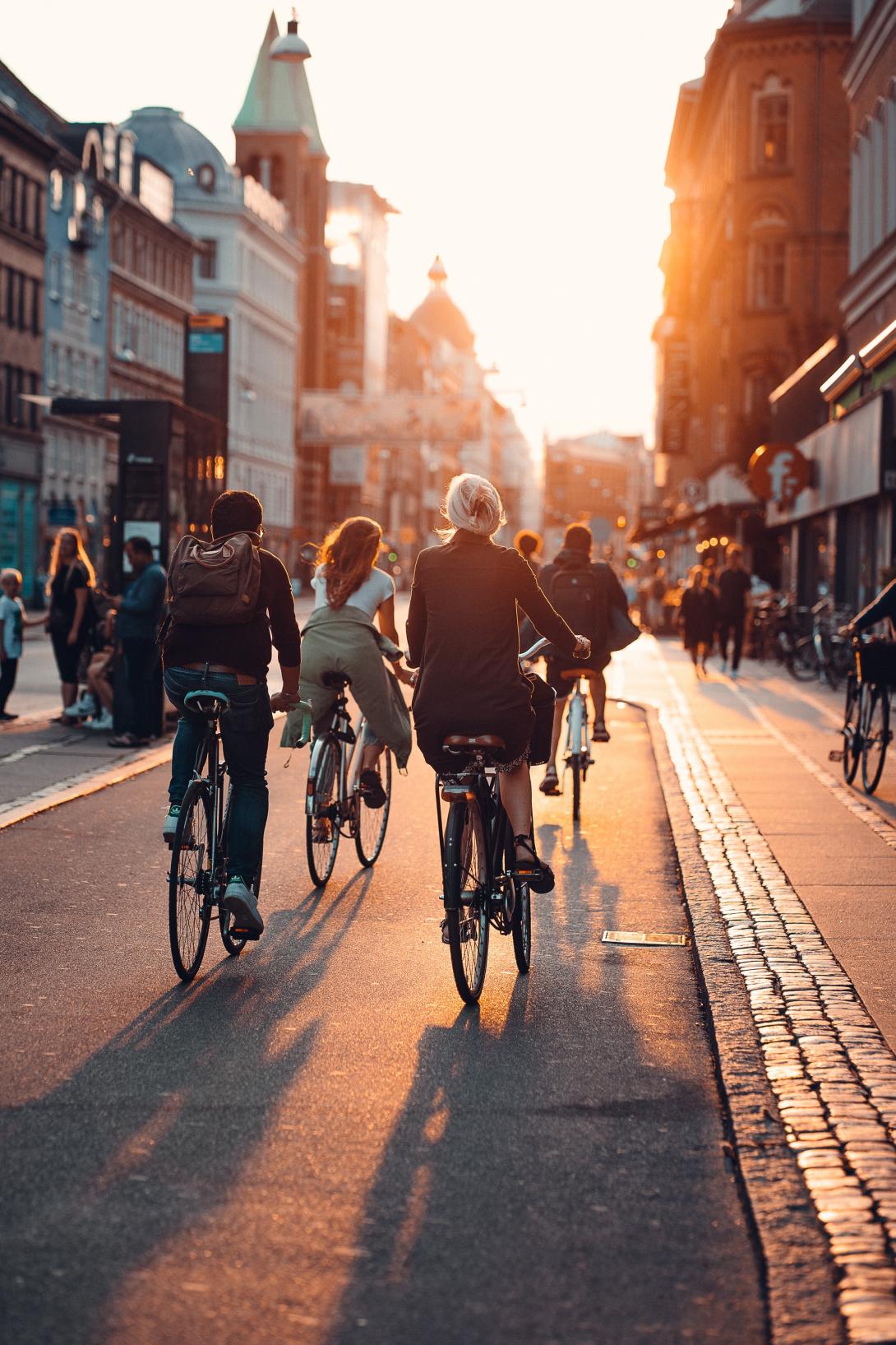 persone in bici al tramonto