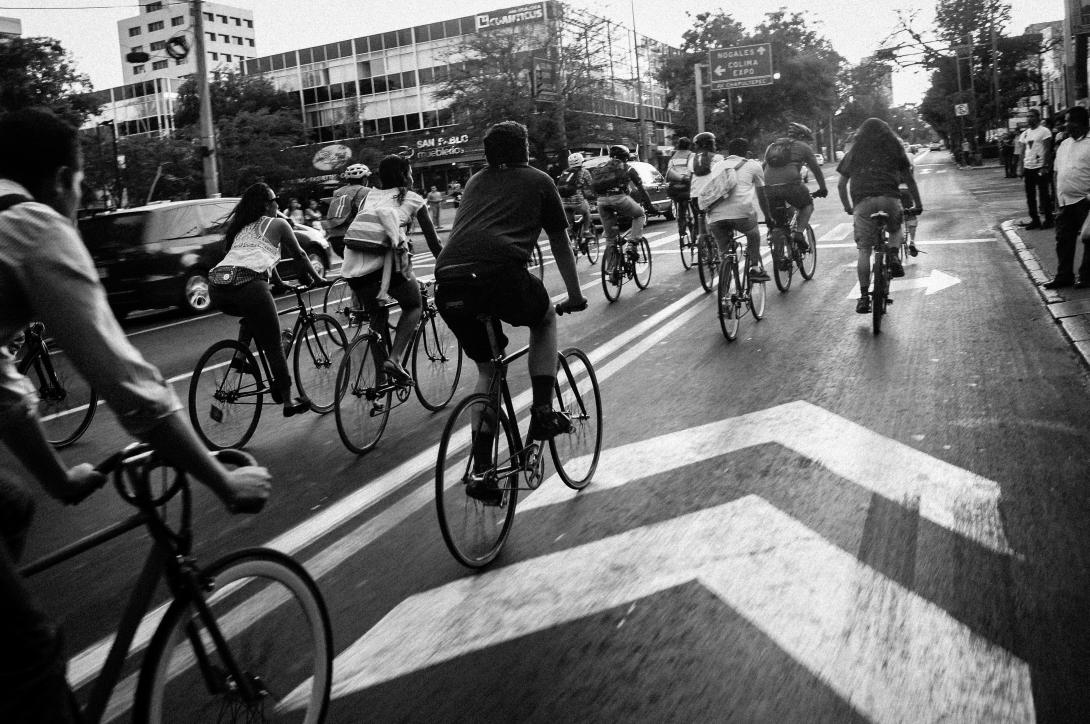 ragazzi in bici in città