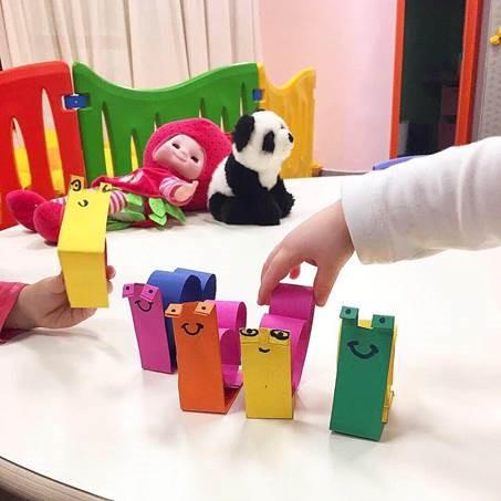 Attività ludiche per bambini, tra cui giochi con la carta e pupazzi