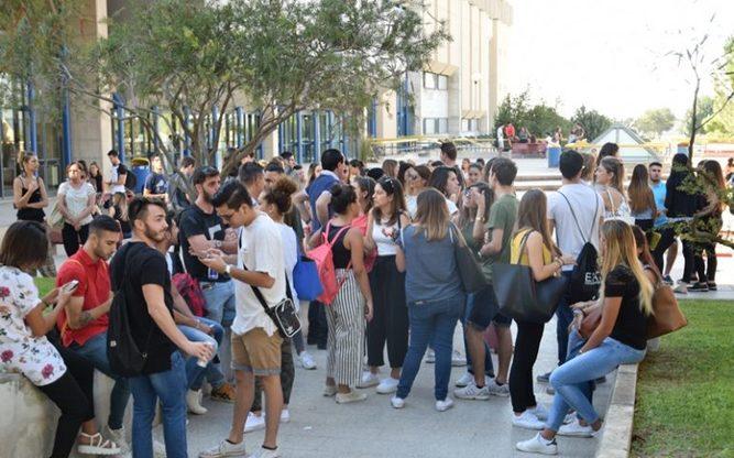 Gruppo di futuri studenti in attesa dei risultati dei test di ingresso a Medicina